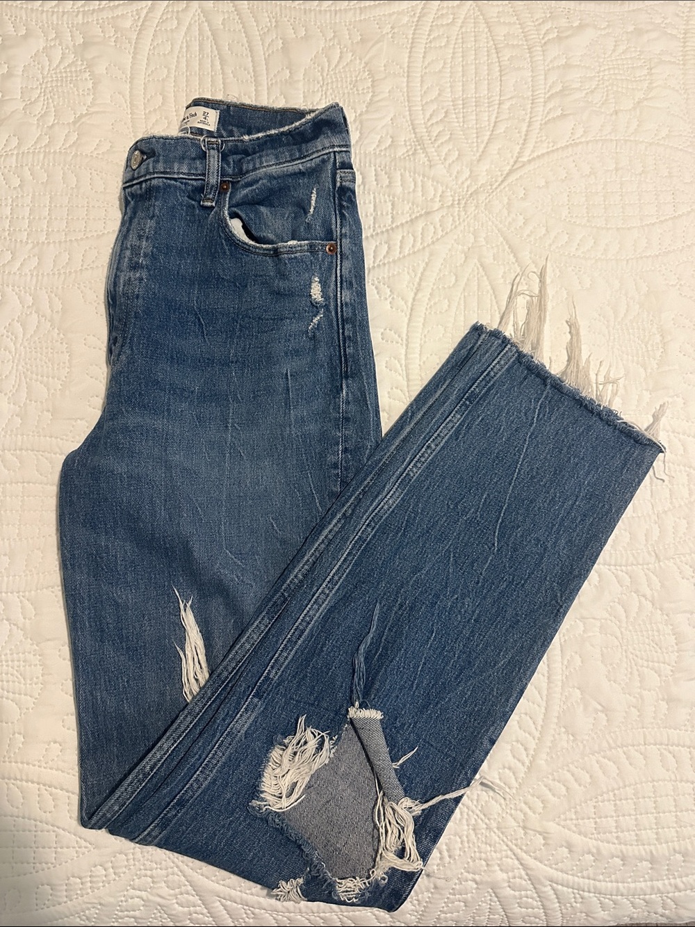 Abercrombie & Fitch Distressed 90s Straight-Leg Jeans in Blue